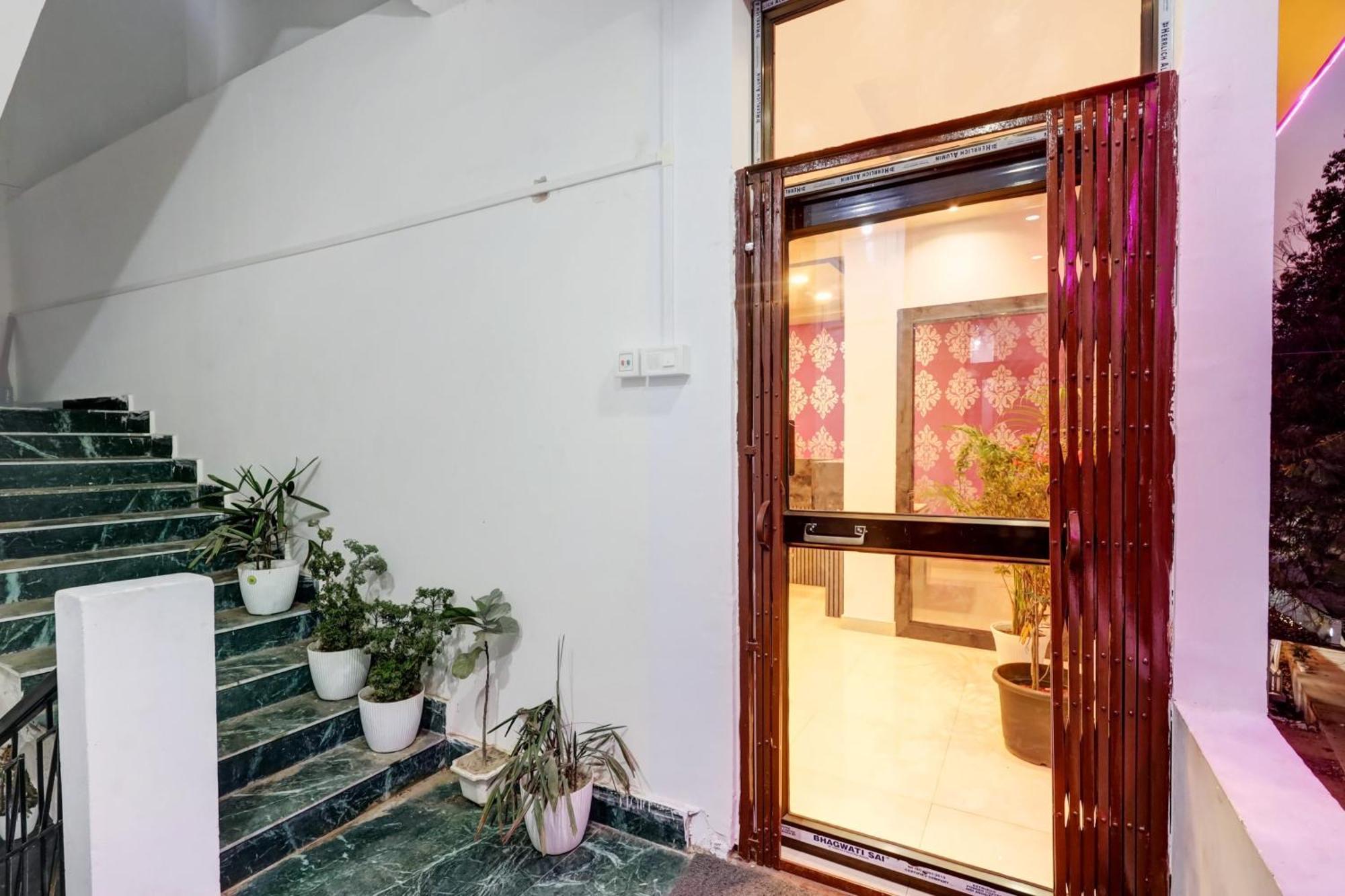 Collection O Ashirbad Lodge Ґувахаті Екстер'єр фото